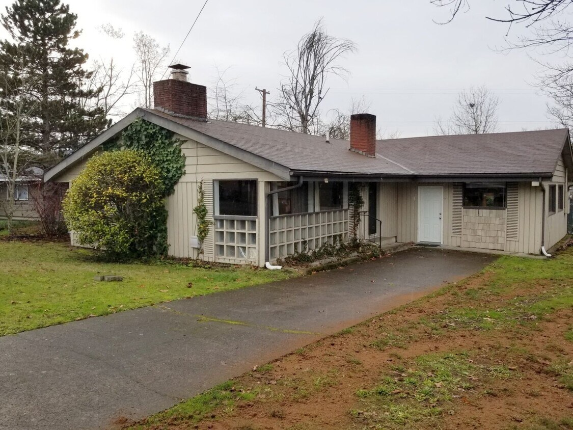 Primary Photo - South Eugene 3 bed/2 bath with huge fenced...