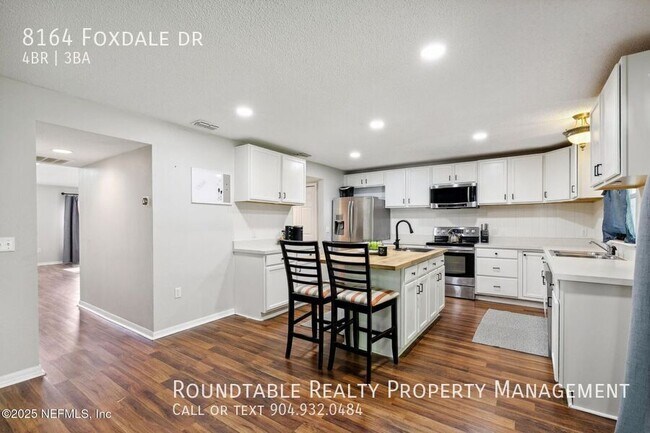 Foto del edificio - 8164 Foxdale Dr