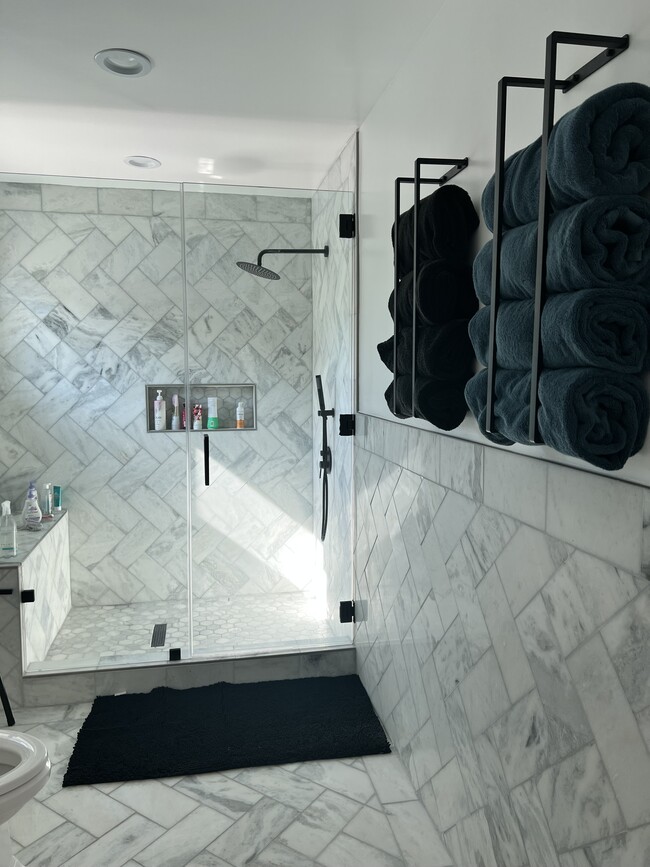 Main Bathroom - 1427 W 87th St