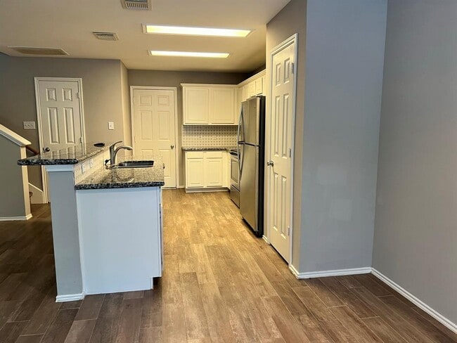 Building Photo - 147 N Villa Oaks Dr
