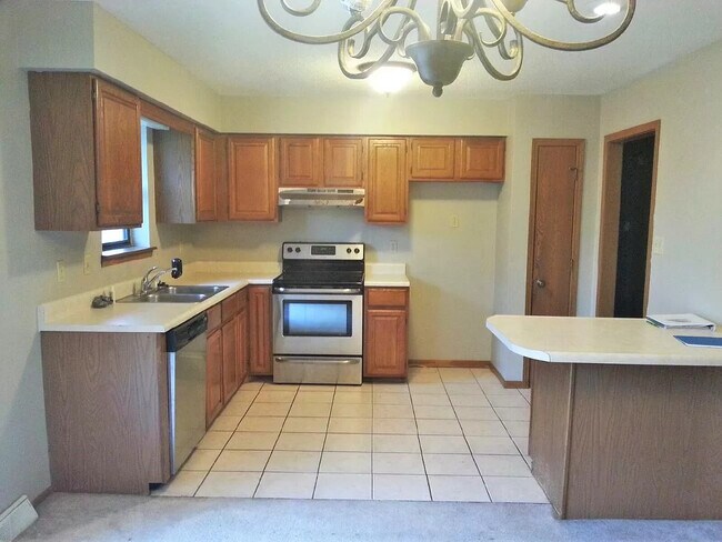 Kitchen - 910 Remington Dr