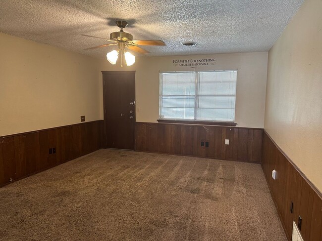 Building Photo - 3/2/2 Located of Washington and Hillside