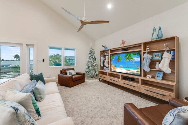 Building Photo - 119 6th St