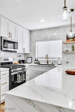 Building Photo - 425 Golden Valley Dr