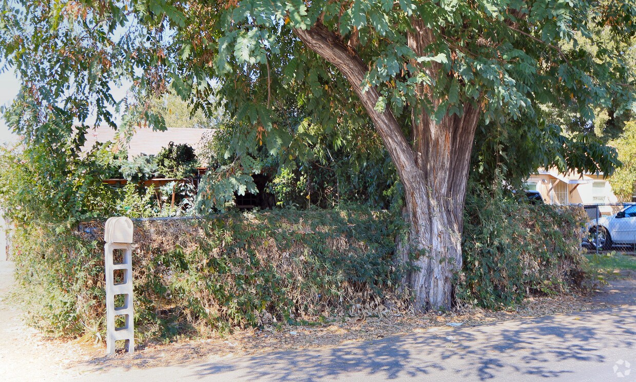 Primary Photo - 2517 E Harding Way