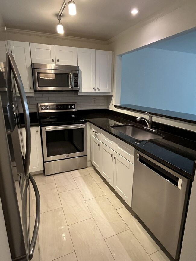 Foto del edificio - Updated 3 Bed Condo in Myers Park