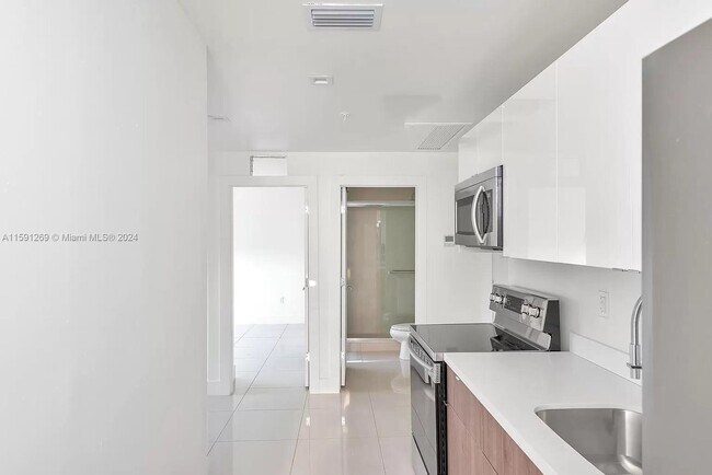 Building Photo - 821 SW 18th Ave