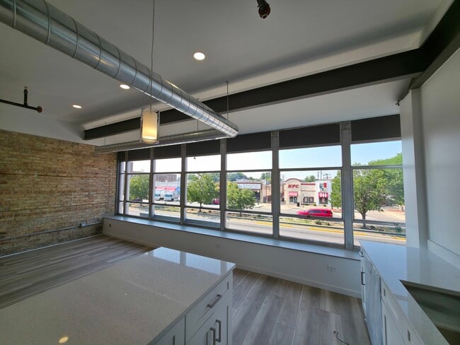 Building Photo - 2202 Lombard Ave