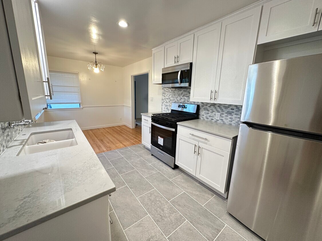 New Kitchen - 306 N Screenland Dr