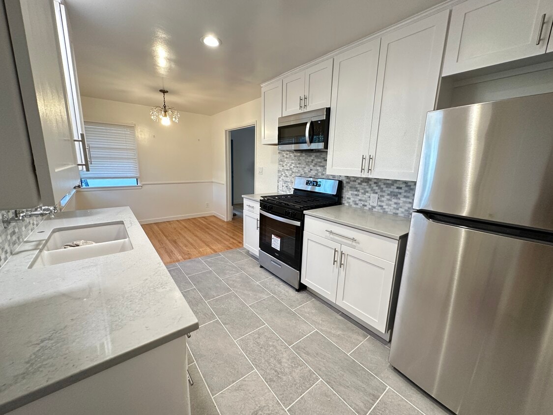 New Kitchen - 306 N Screenland Dr