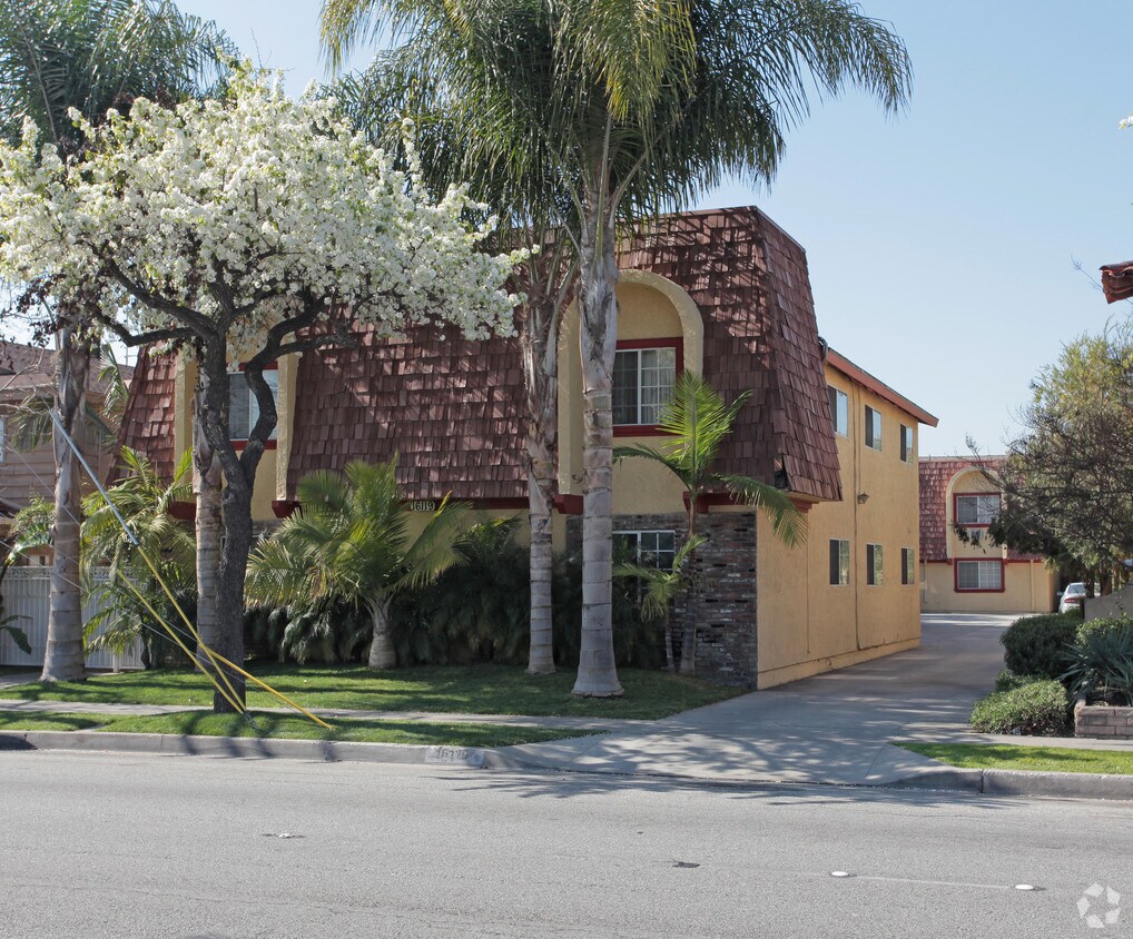 Primary Photo - 16119 Woodruff Ave
