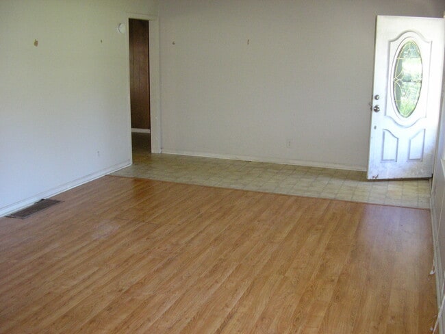 Foto del edificio - 2427 Smallhouse Rd
