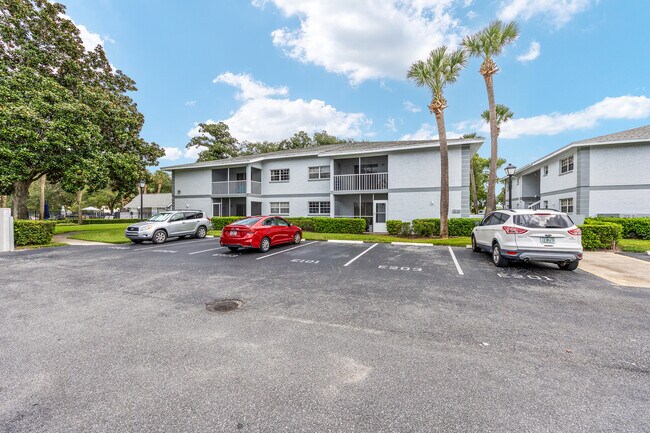 Foto del edificio - 588 Fairways Ln