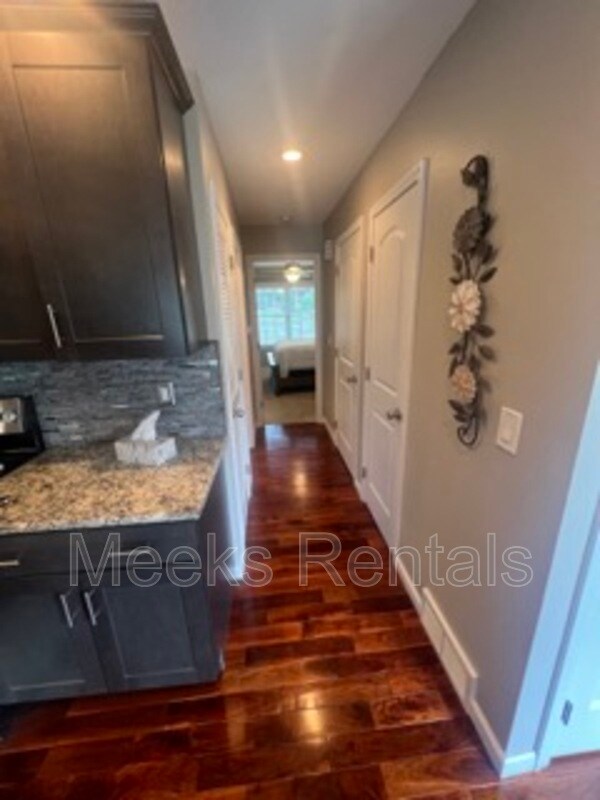 Building Photo - 10 Carriage Way