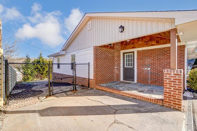 Foto del edificio - Beautifully Updated 4-Bed, 2.5-Bath Ranch Home in Belmont