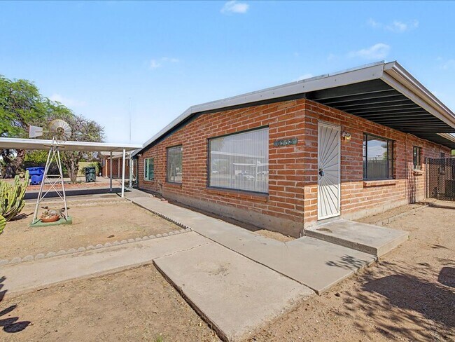 Foto del edificio - Charming 3-Bedroom Home with Spacious Yard & Versatile Storage!