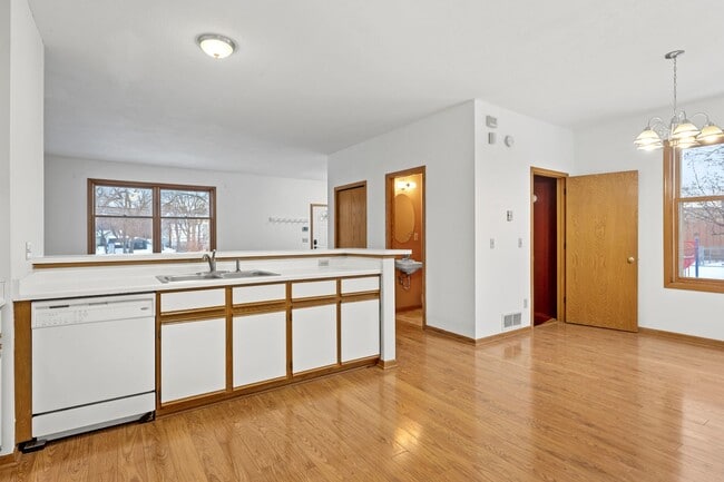 Building Photo - Spacious 3BR 2Bath Townhome in the desirable Seward Neighborhood!