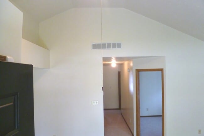 High ceiling great room - 2418 Dell Zell Dr