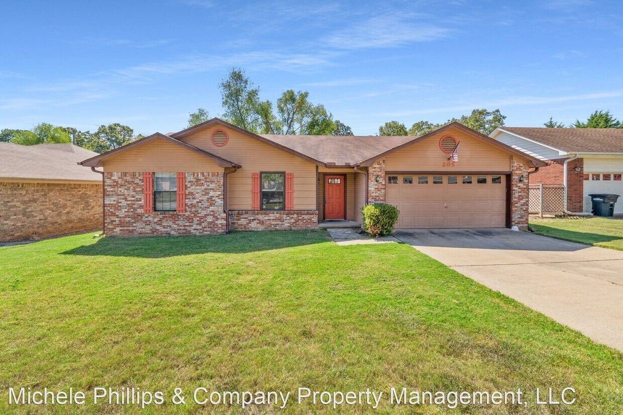 Primary Photo - 3 br, 2 bath House - 205 Amber Oaks Dr