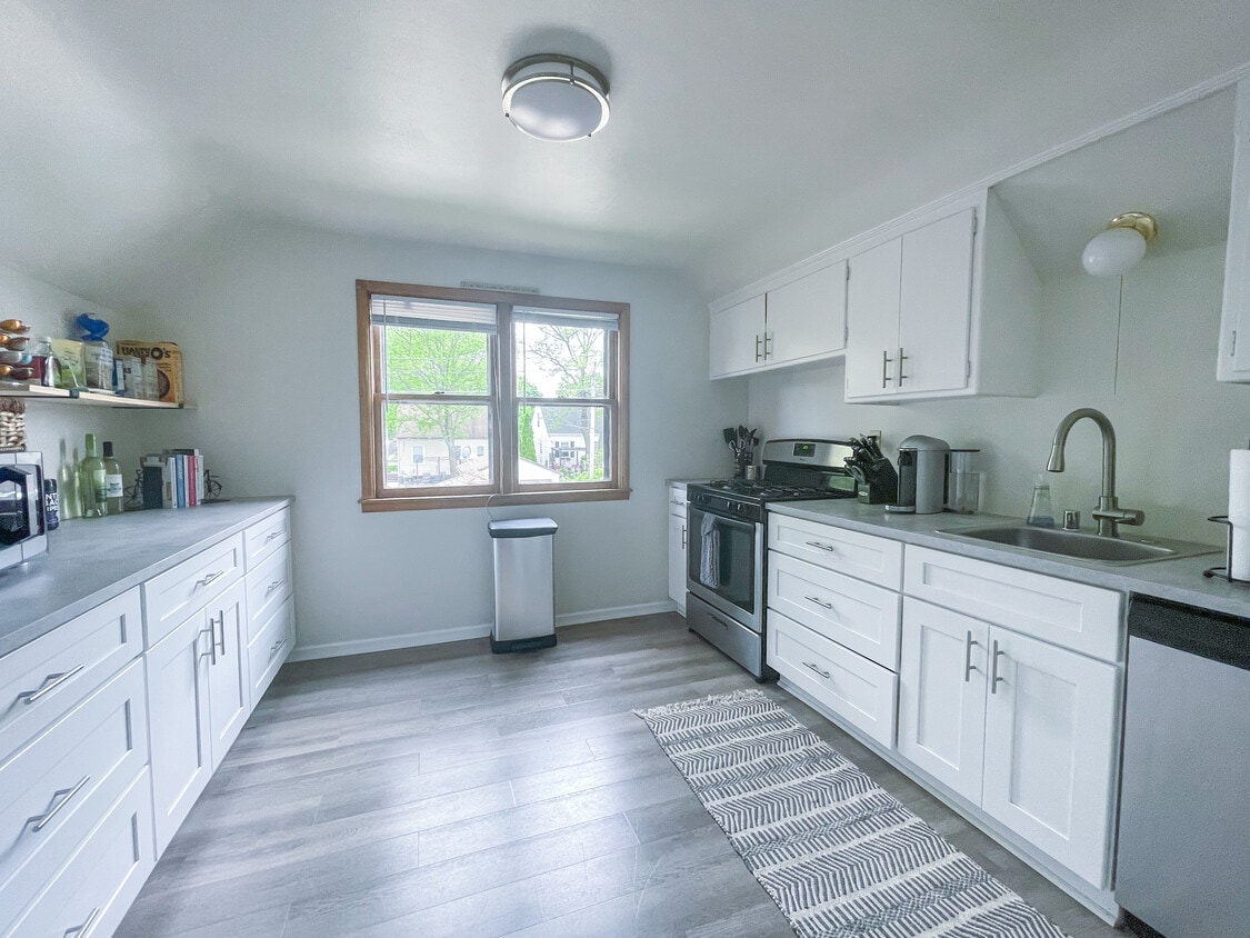Kitchen - 139 S 72nd St