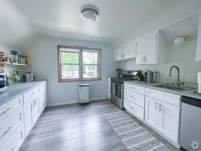 Building Photo - 139 S 72nd St