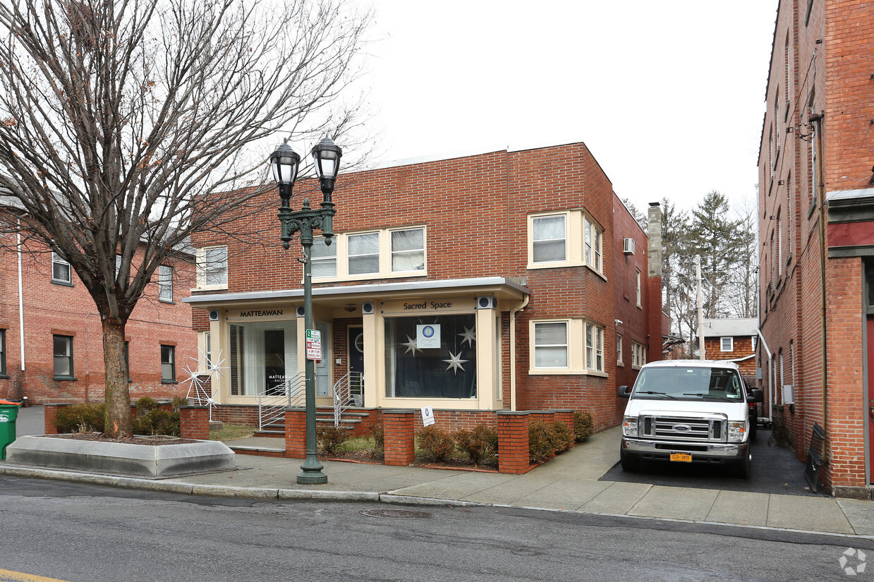 Building Photo - 436 Main St