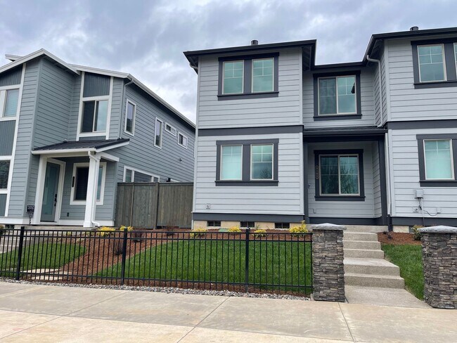 Building Photo - Stylish 3-Bed, 2.5-Bath Townhome with Priv...
