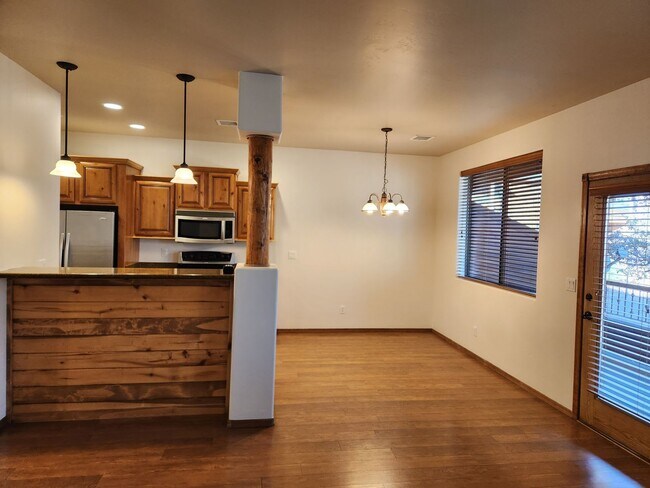 Building Photo - Desirable Bison Cove ~ Unfurnished 2 bed /...