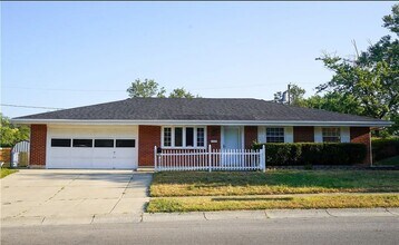 Building Photo - 700 N Gebhart Church Rd