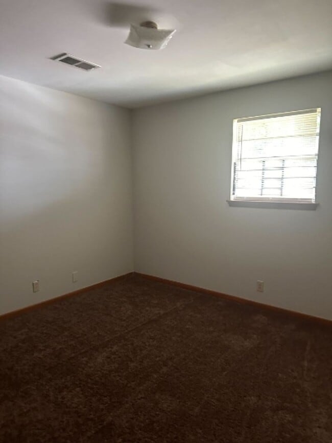 Building Photo - 1117 Elm Ave