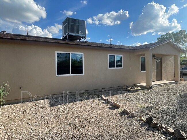 Building Photo - 2618 N Sparkman Blvd