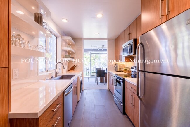 Building Photo - 2BR/2BA Waterfront Corner Condo!  No Octob...