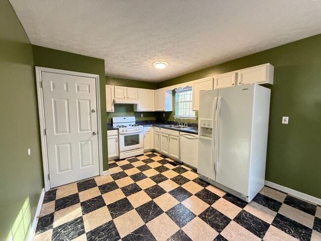 Building Photo - 3 Bedroom/2 Bath Home