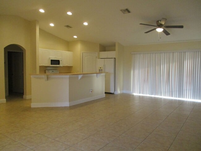 Foto del edificio - 1900 Kismet Pkwy W