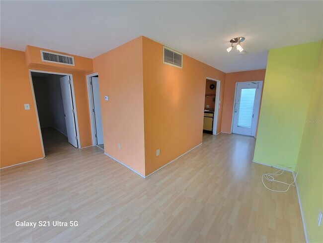 Foto del edificio - 750 Burlington Ave N