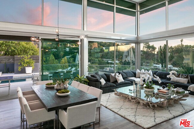 Foto del edificio - 2651 Nichols Canyon Rd