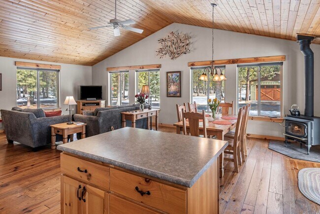 Foto del edificio - Available Until April 2026  |  Short Term Lease