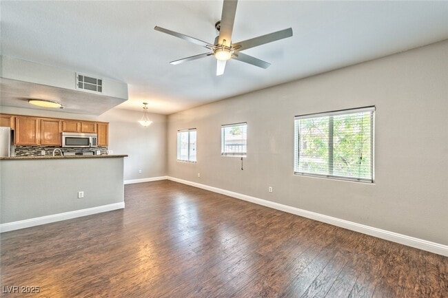 Foto del edificio - 7701 W Robindale Rd