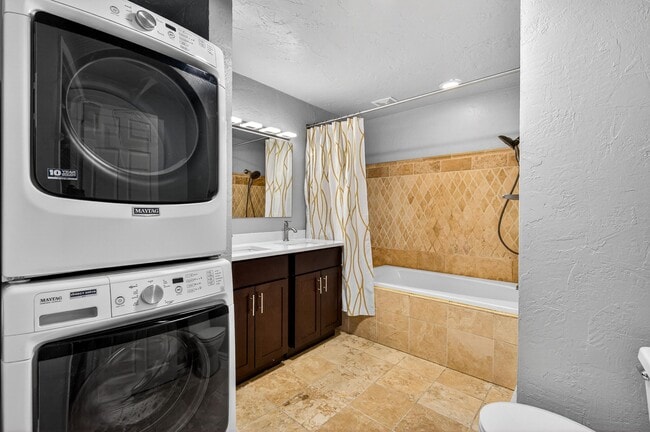 Building Photo - 2419 Tremont Pl