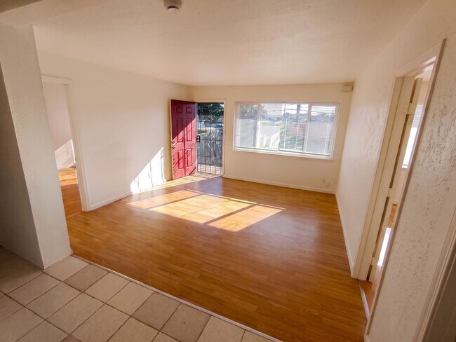 Building Photo - Spacious 4-Bed Oakland Unit w/ In-Unit Laundry & Gated Parking