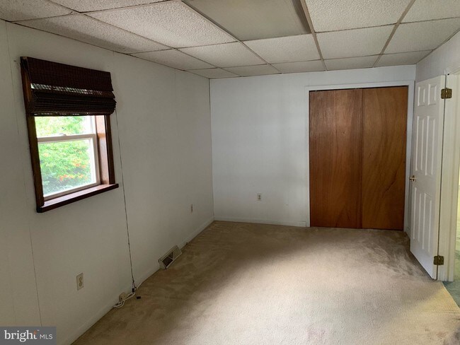 Building Photo - 193 N River Dr