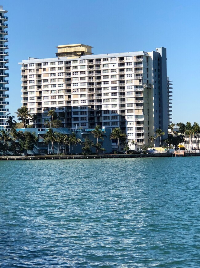 vista del edificio - 1865 79th Street Cswy