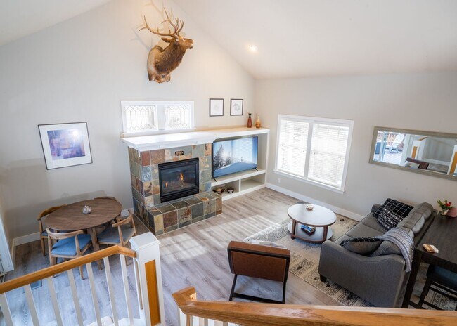 Foto del edificio - Amazing Updated Braeburn Townhome close to all Bend has to offer!