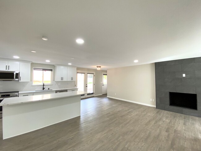 Building Photo - Gorgeous home in U.P. with custom features!