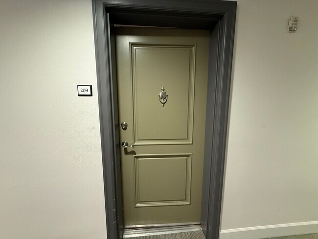 Building Photo - Cozy downtown condo