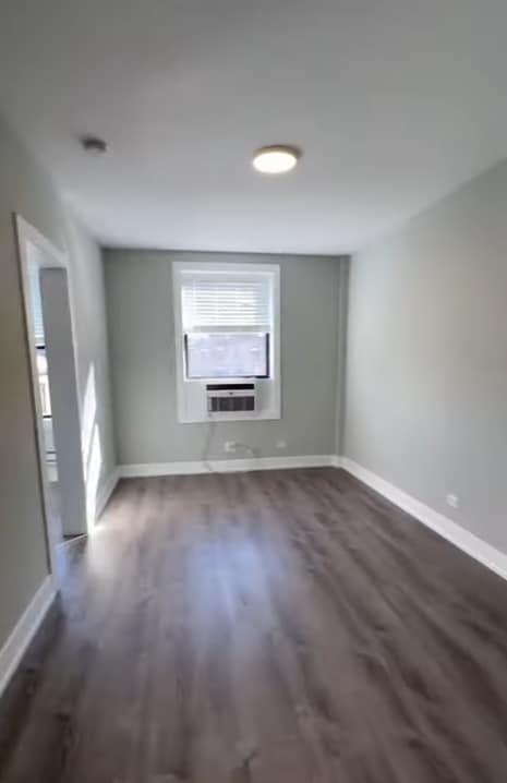 Building Photo - 515 W Belmont Ave