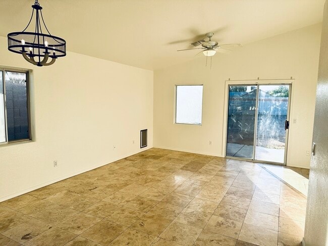 Foto del edificio - Adorable single story, corner lot home wit...