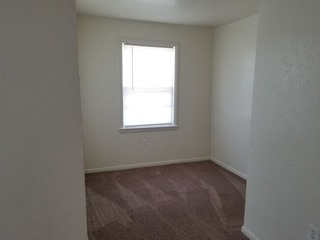 Side Room - 320 N Main St