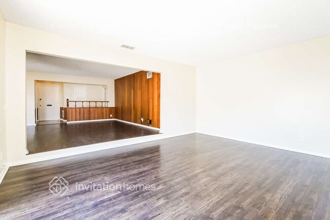 Foto del edificio - 8138 Darby Ave