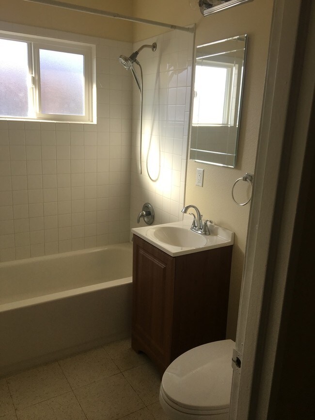 Foto del edificio - Newly remodeled duplex with LARGE backyard